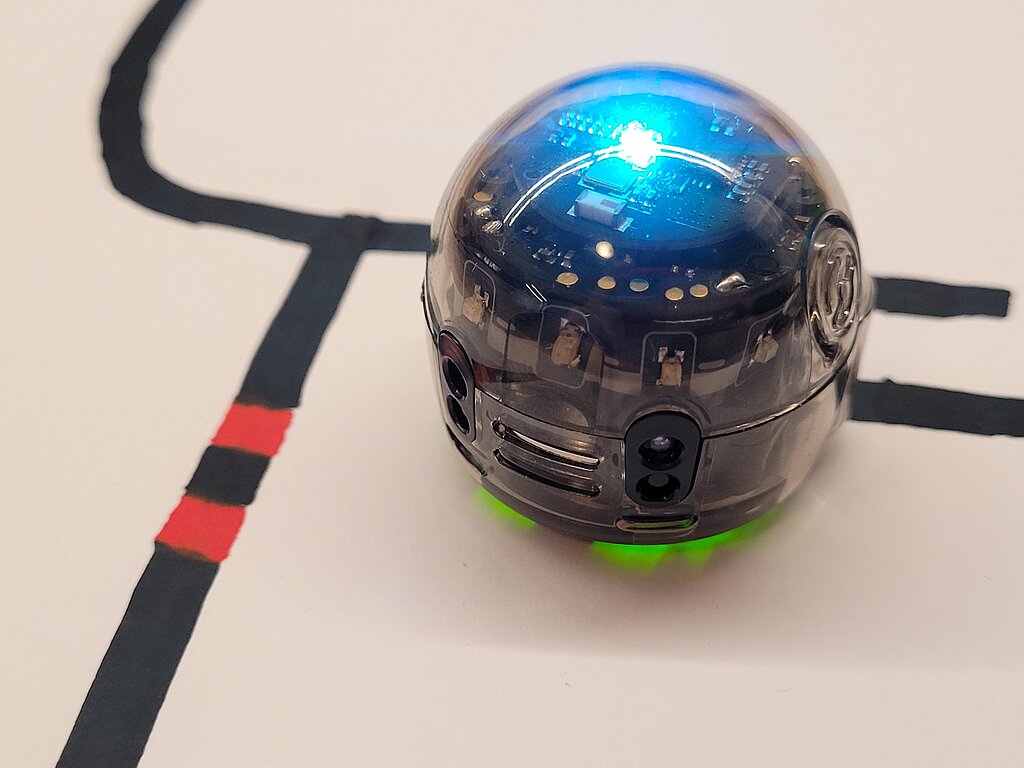 Kleiner Roboter auf großer Fahrt: Programmieren lernen mit dem Ozobot